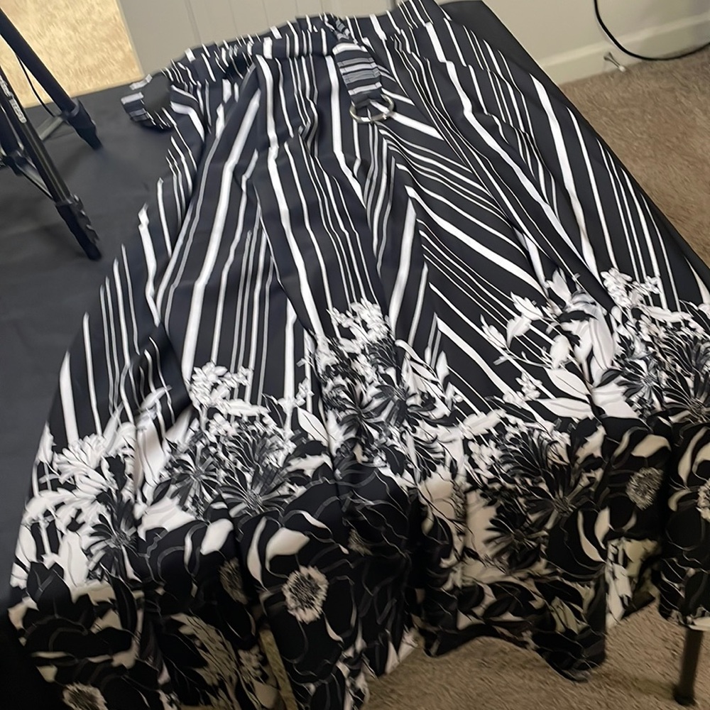 BEAUTIFUL Free flowing long New York & Company Skirt Size L black and white